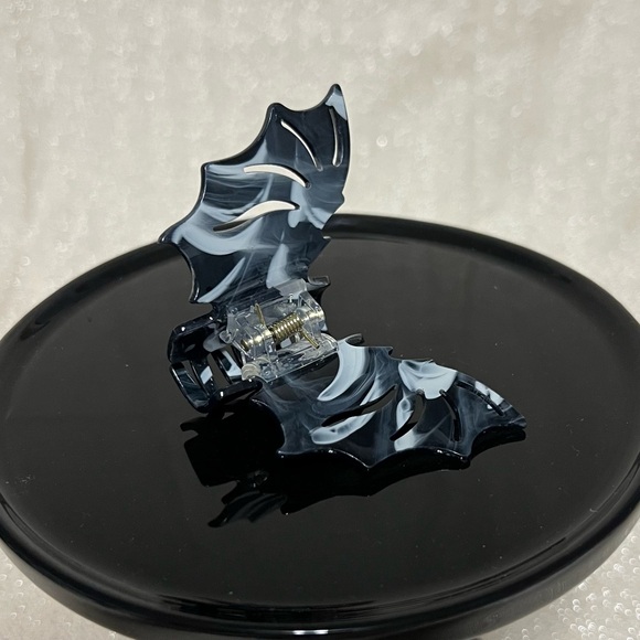 Plastic Bat Wing Claw Clip, Black and White Marble - Picture 5 of 6